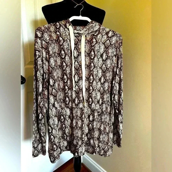 Zenana Outfitters Tops - WOMENS ZENANA XL SNAKE PRINT HOODED TOP EUC